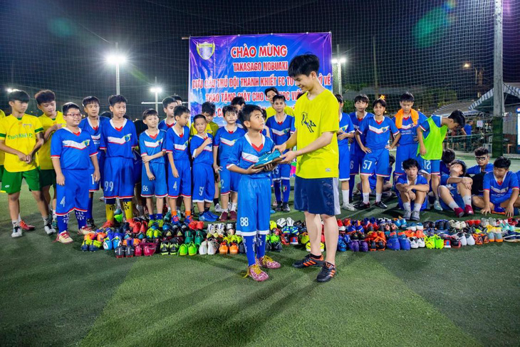 Japanese student presents 108 pairs of football shoes to Vietnamese children