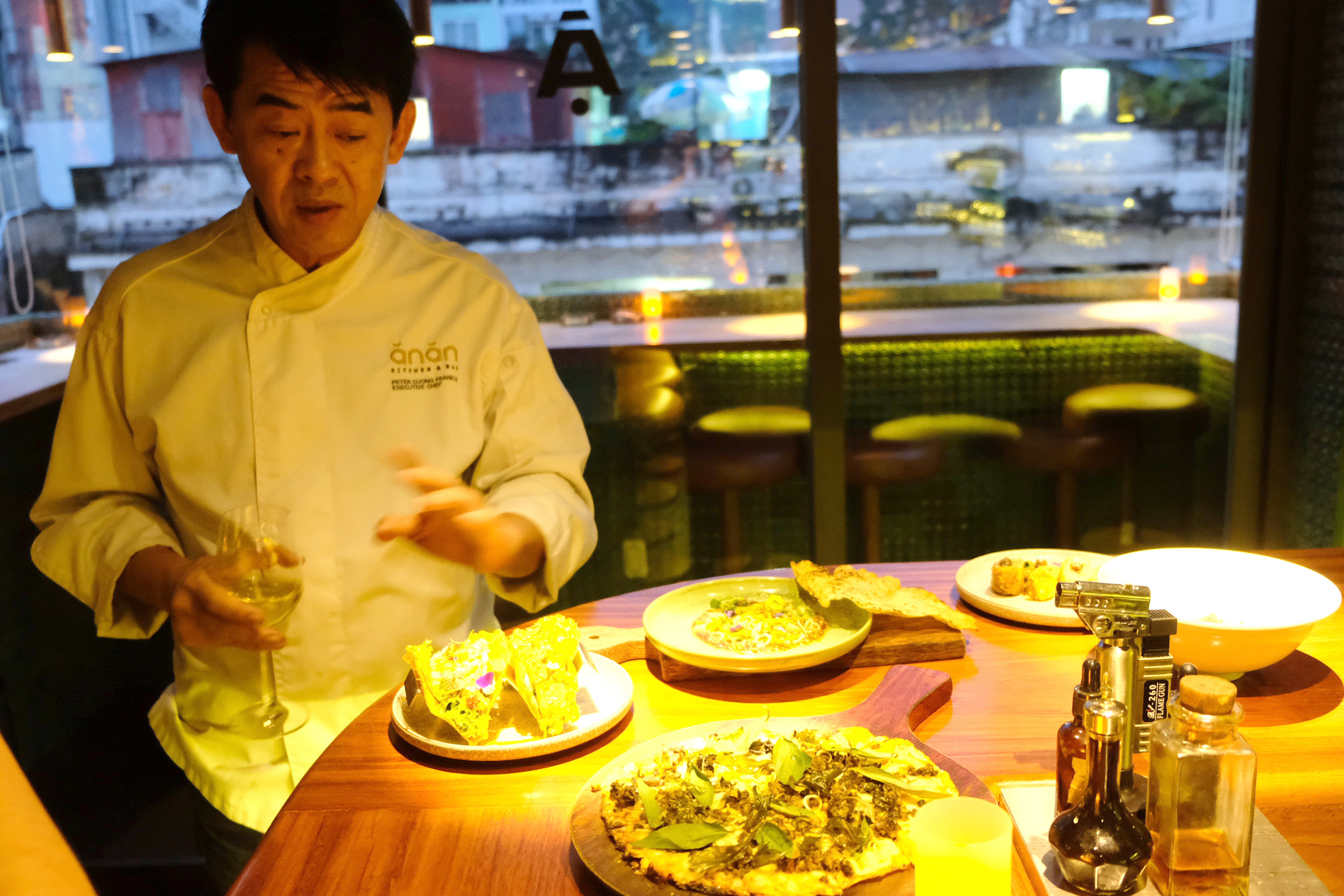 Chef Peter Cuong Franklin talks about his food creations at Anan Saigon. Photo: Gia Tien / Tuoi Tre