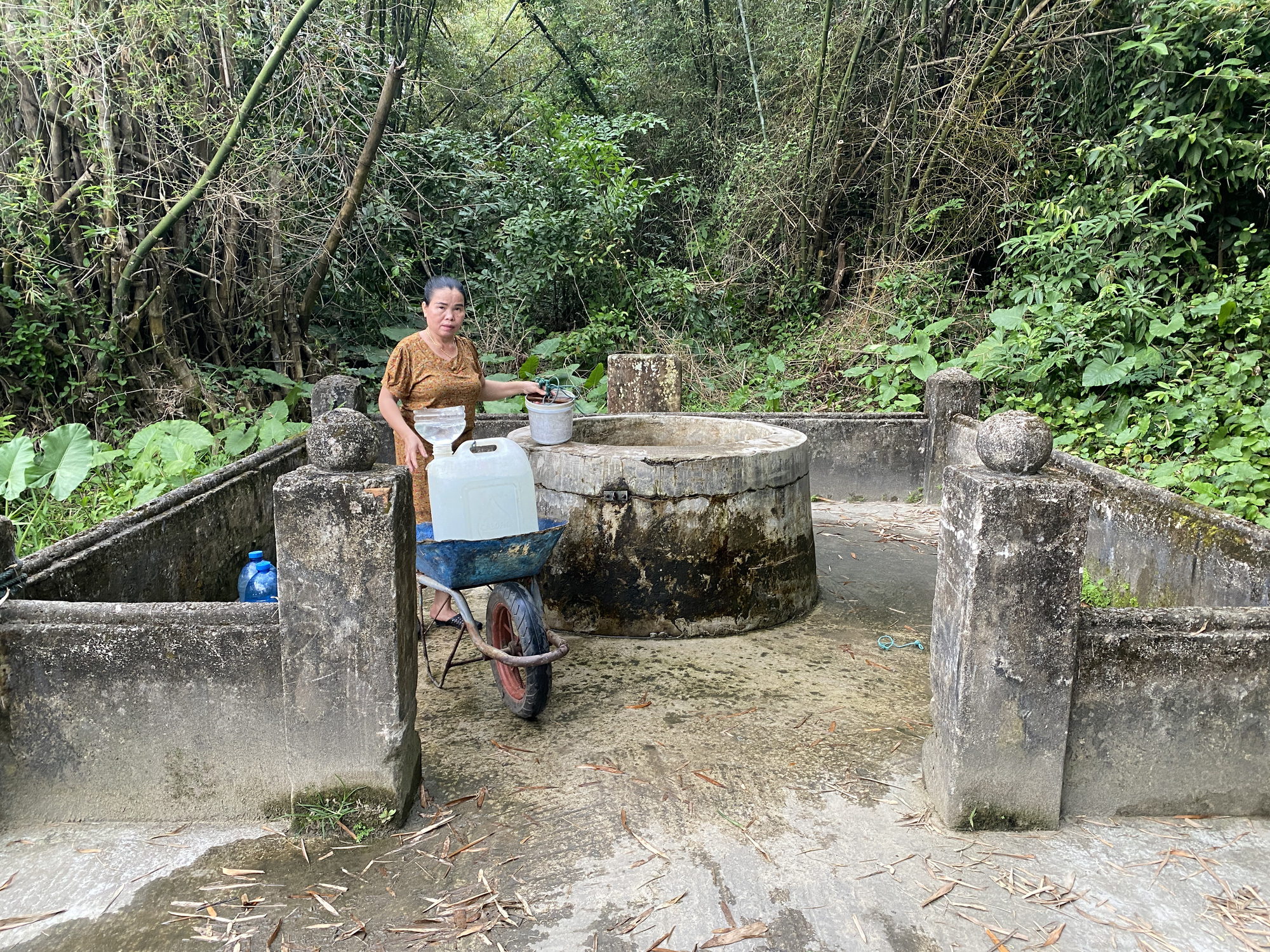 A woman draws water from an ancient well facing south Tam Hai Island Commune, off Nui Thanh District in Quang Nam Province, central Vietnam. Photo: B.D. / Tuoi Tre