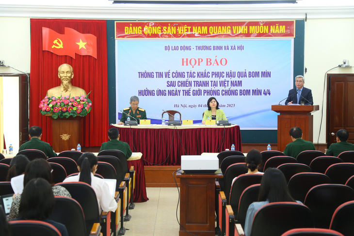 A photo shows representatives attending a press conference on the settlement of post-war bomb and mine consequences and the response to the International Day for Mine Awareness and Assistance in Mine Action on April 4. Photo: Tong Giap / Tuoi Tre