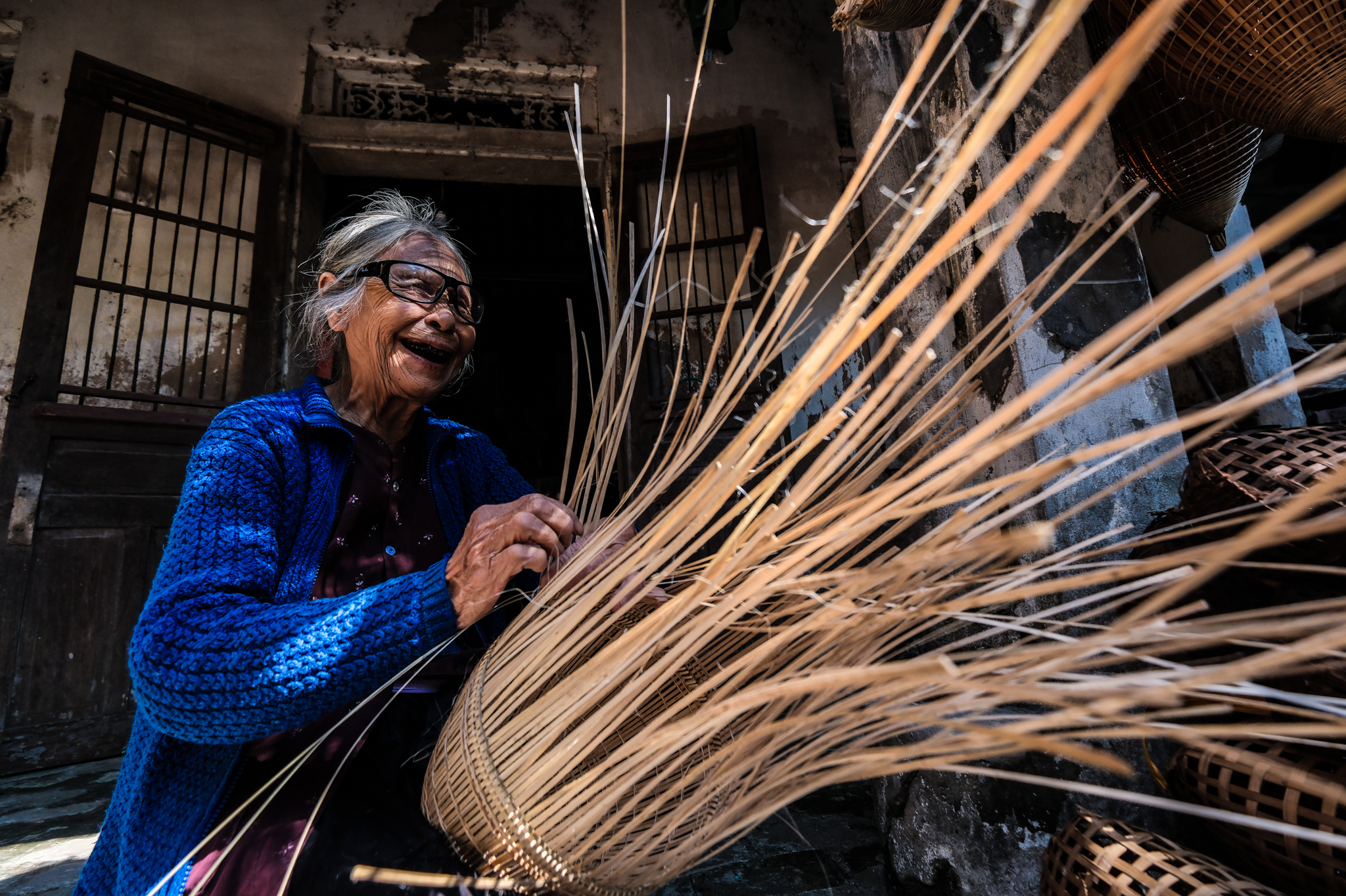 Pham Thi Lap, 91, has been doing the craft for over 80 years. Photo: Nam Tran / Tuoi Tre News