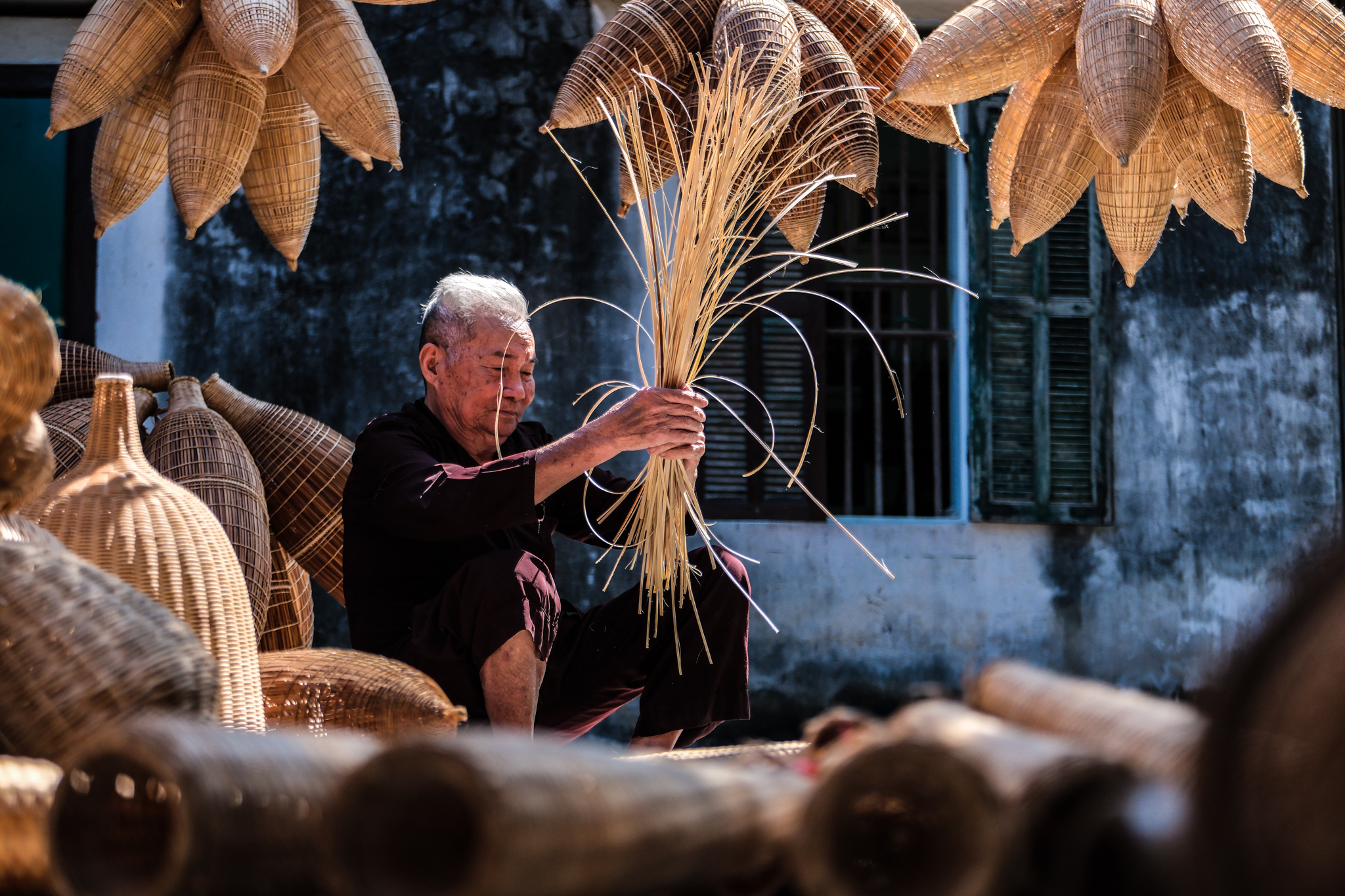 Luong Son Bac, 83, is preparing bamboo strings to make đó. Photo: Nam Tran / Tuoi Tre News