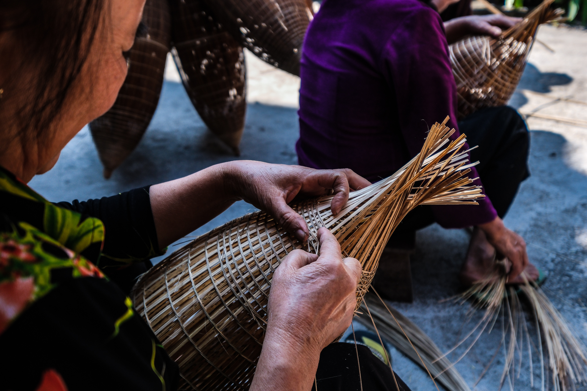 Villagers are weaving bamboo strings into đó. Photo: Nam Tran / Tuoi Tre News