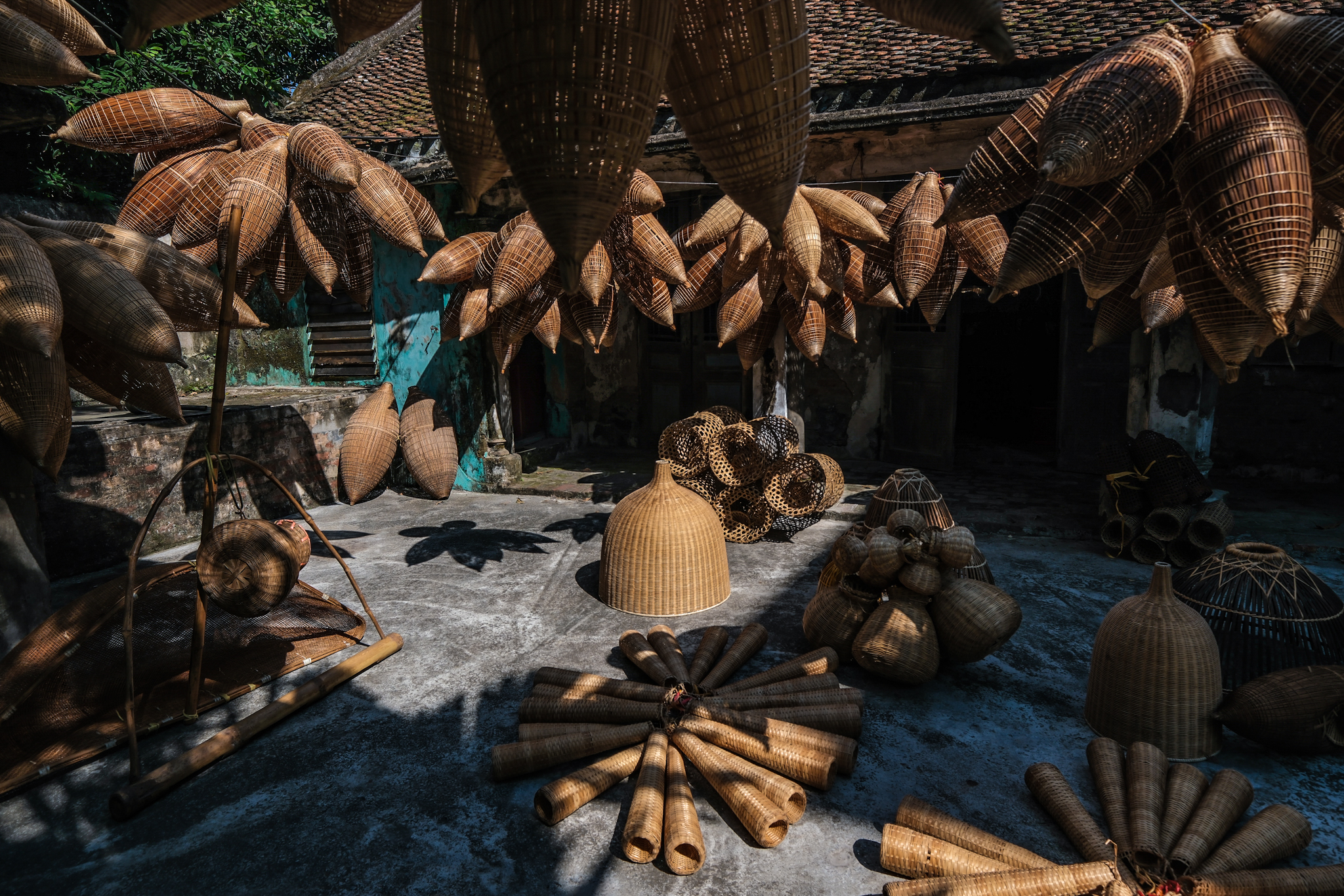 The traps are sun dried and smoked after being finished. Photo: Nam tran / Tuoi Tre News