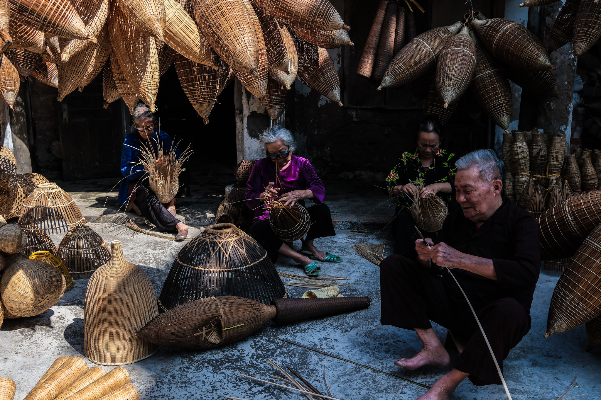 Villagers are making bamboo fishing traps at Thu Sy craft village in Thu Sy Commune, Hung Yen Province. Photo: Nam Tran / Tuoi Tre News