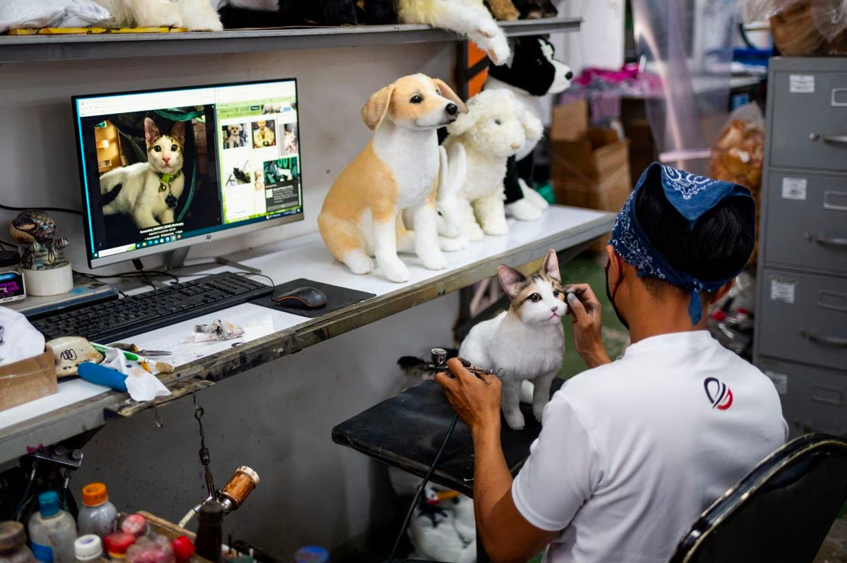 A worker paints the face of a realistic pet plushie, at the Pampanga Teddy Bear Factory, in Angeles City, Pampanga province, Philippines, March 10, 2023. Photo: Reuters