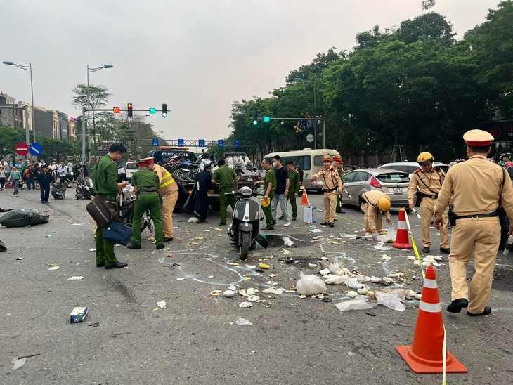 The scene of a car crash on Vo Chi Cong Street in Hanoi, April 5, 2023. Photo: Danh Trong / Tuoi Tre