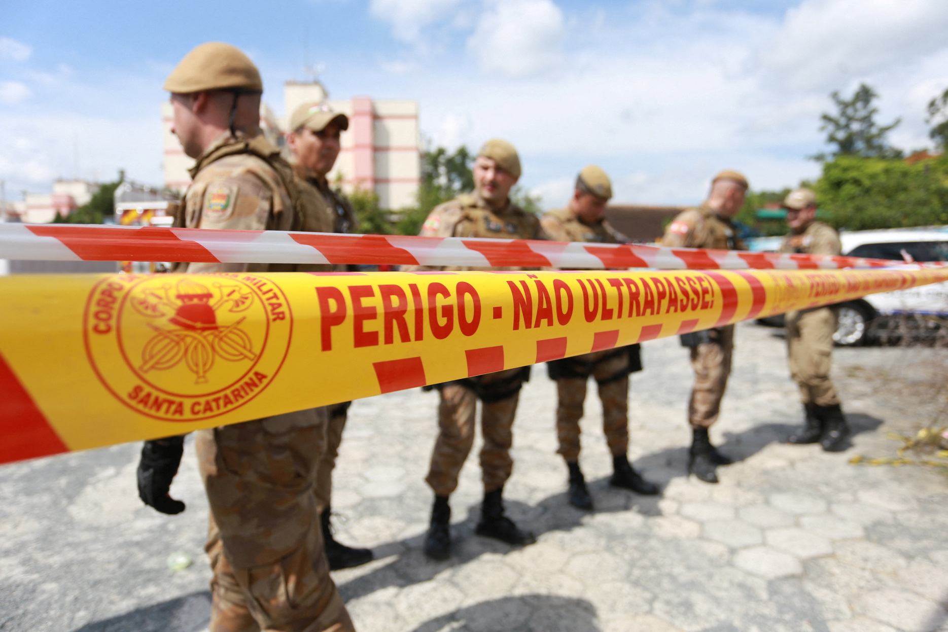 Military Police stands behind a cordon at the perimeter of a pre-school after a 25-year-old man attacked children, killing several and injuring others, according to local police and hospital, in Blumenau, in the southern Brazilian state of Santa Catarina, Brazil April 5, 2023. Photo: Reuters