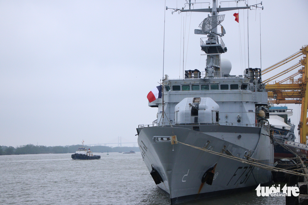 French frigate drills with Vietnamese naval forces