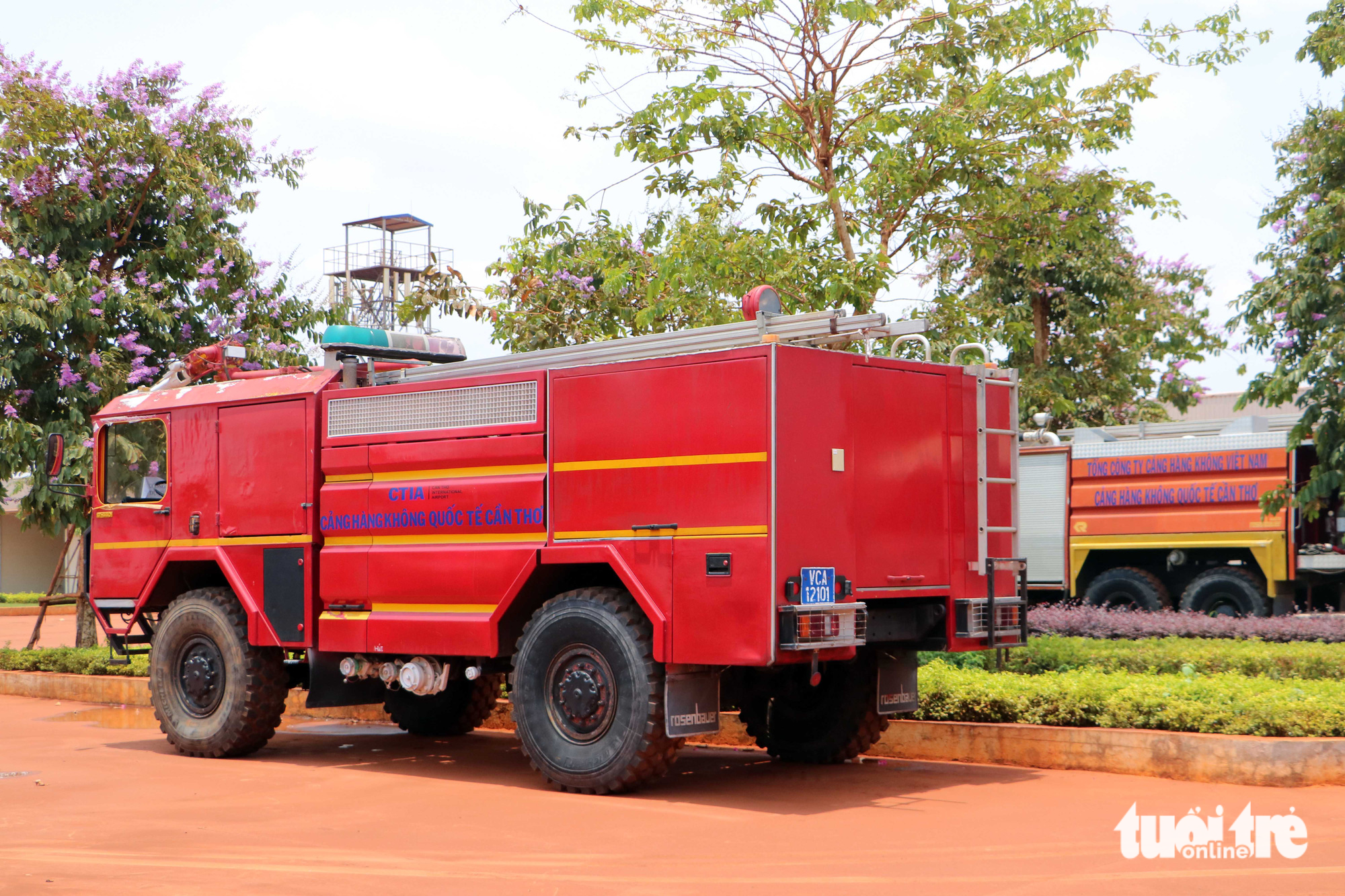 The investor of the project mobilizes fire trucks to spray water.
