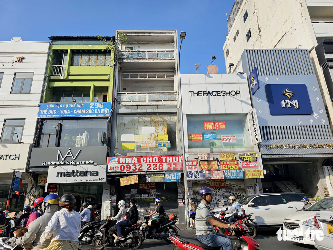 Many retail spaces on Hai Ba Trung Street have no tenants.