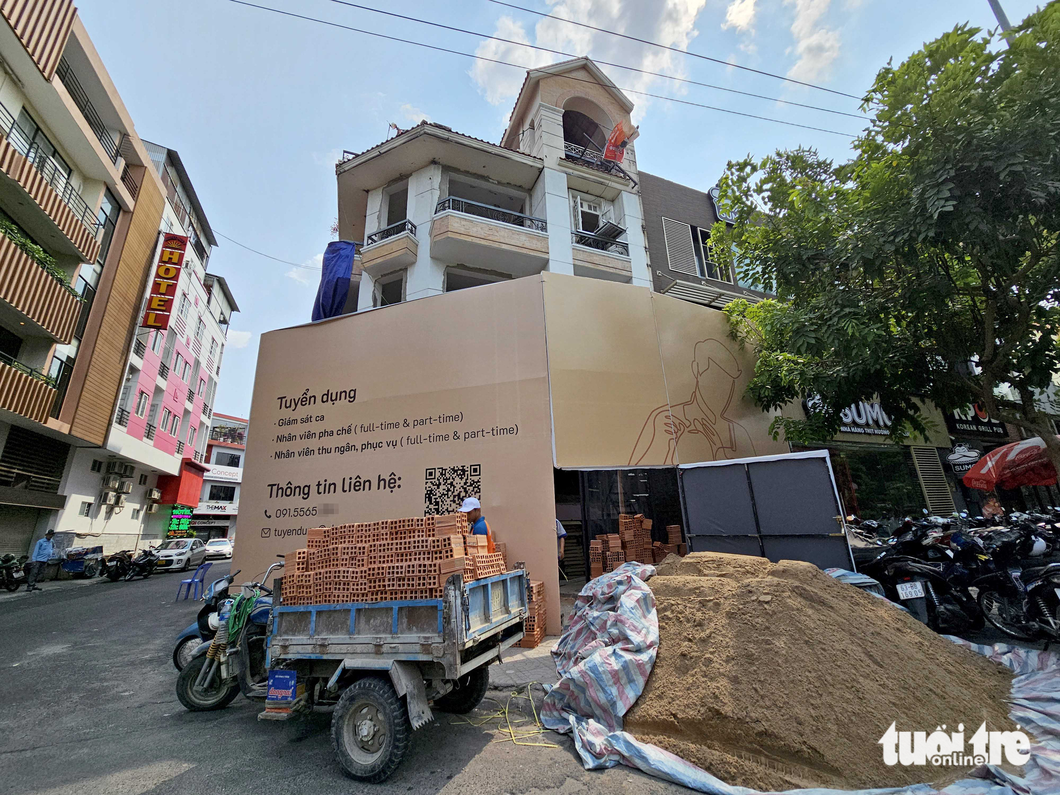 A business repairs a commercial space on Phan Xich Long Street in Phu Nhuan District, Ho Chi Minh City to open a coffee shop.