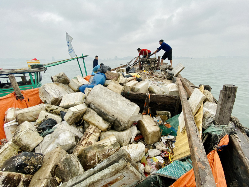 Bulky styrofoam buoys made it tough for cleanups in Ha Long Bay, Quang Ninh Province, northern Vietnam. Photo: Hoang Quynh / Tuoi Tre