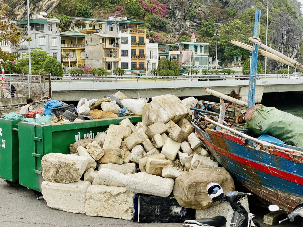 Tons of styrofoam buoys are collected and transported to the shore in Ha Long City, Quang Ninh Province, northern Vietnam each day. Photo: Hoang Quynh / Tuoi Tre