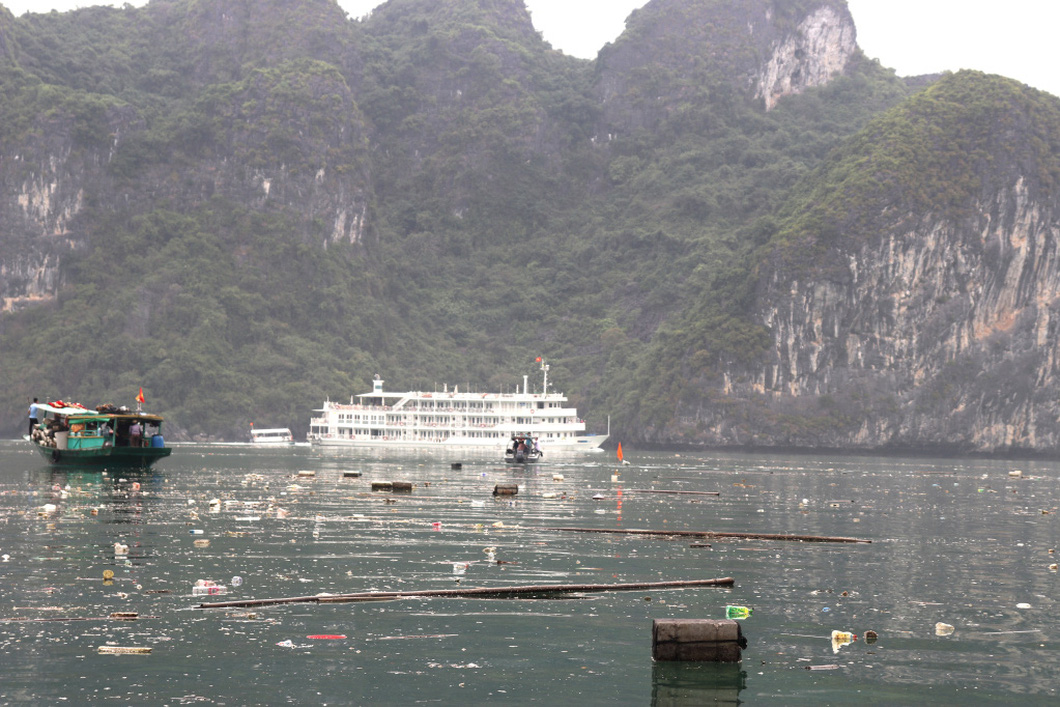 Huge amounts of floating styrofoam waste have disappointed tourists to Ha Long Bay in Quang Ninh Province, northern Vietnam. Photo: Hoang Quynh / Tuoi Tre