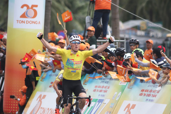Russian cyclist Petr Rikunov surpasses Igor Frolov and Spanish biker Javier Sarda Perez to wins the seventh stage of the 2023 Ho Chi Minh City TV Cup cycling tournament. Photo: M.Q. / Tuoi Tre