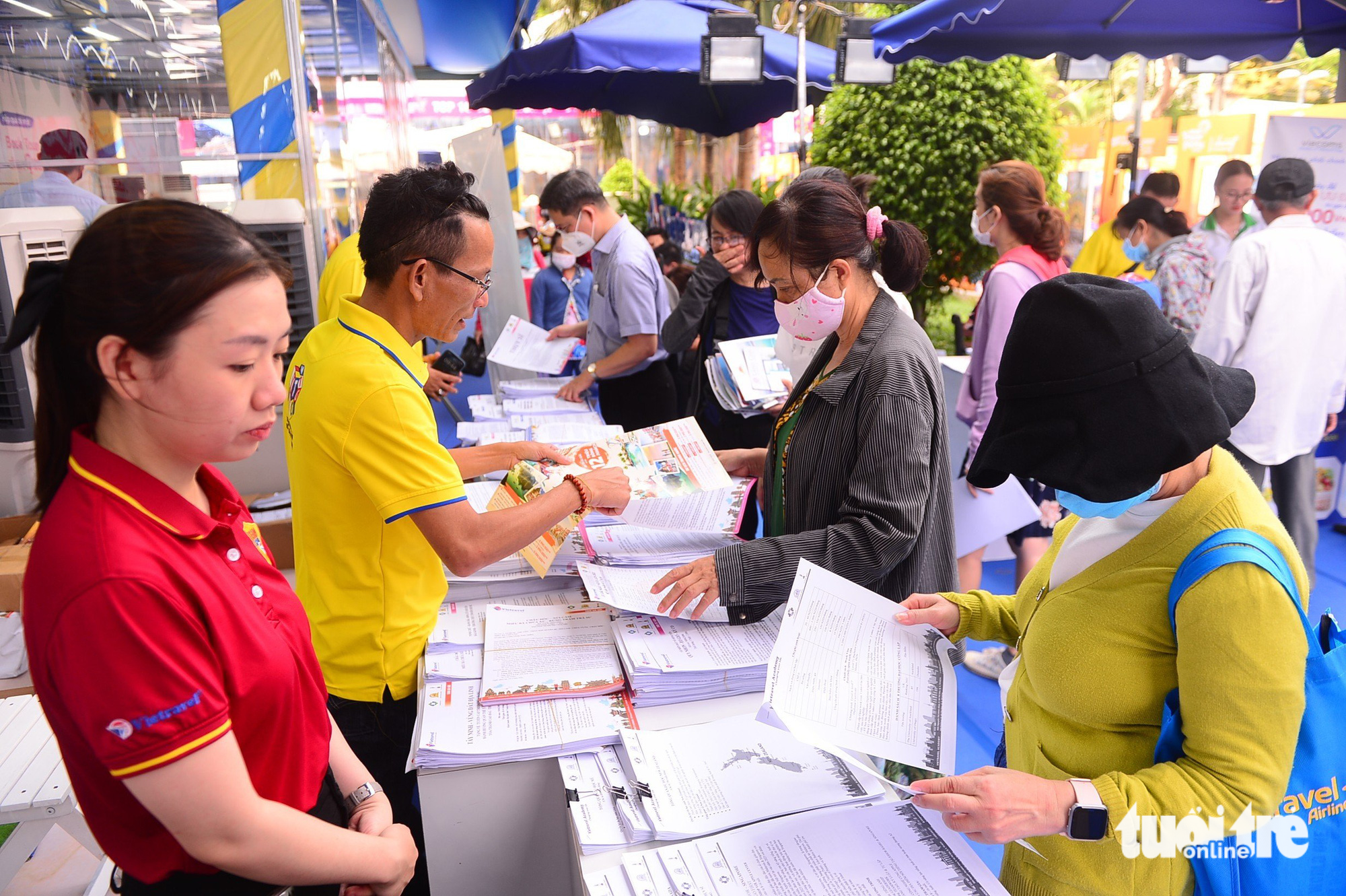 Visitors read travel brochures at the 19th Ho Chi Minh Tourism Festival. Photo: Quang Dinh / Tuoi Tre