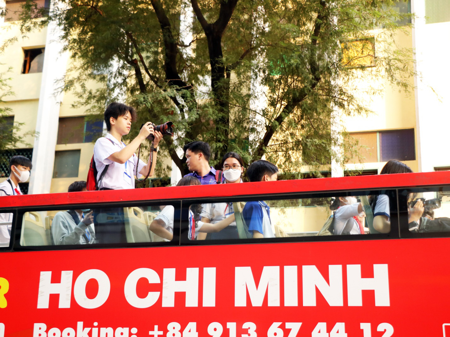 Over 200 students join photography contest on Ho Chi Minh City double-decker tour