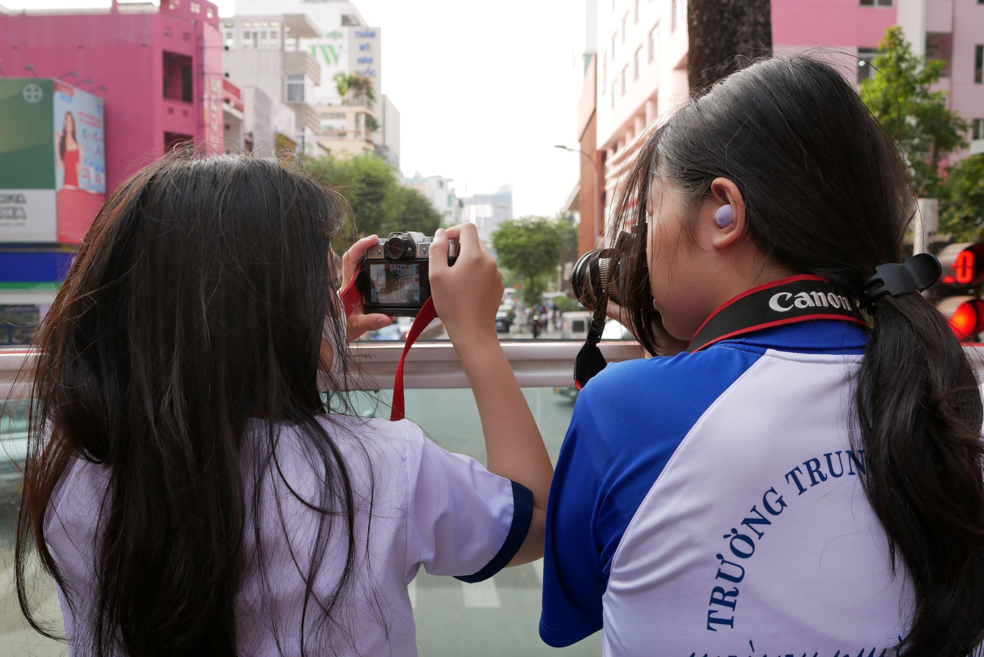 Students take photos from a double-decker bus during a photography contest in Ho Chi Minh City, April 9, 2023. Photo: Nguyen Cong Thanh / Tuoi Tre