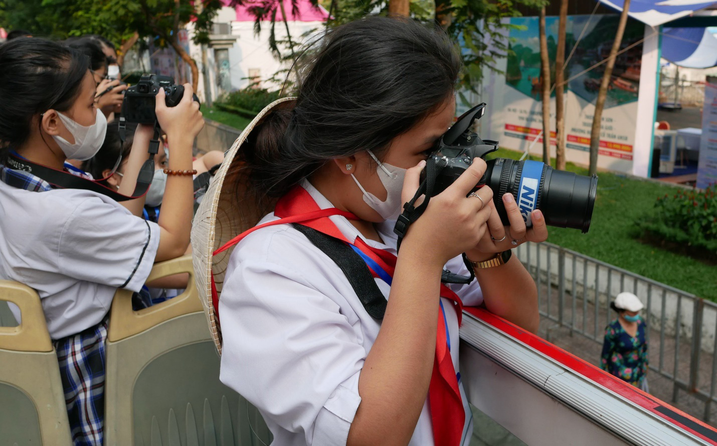 A student takes photos from a double-decker bus during a photography contest in Ho Chi Minh City, April 9, 2023. Photo: Nguyen Cong Thanh / Tuoi Tre