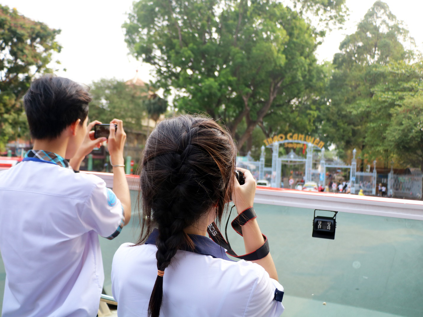 Students take photos from a double-decker bus during a photography contest in Ho Chi Minh City, April 9, 2023. Photo: Trong Nhan / Tuoi Tre