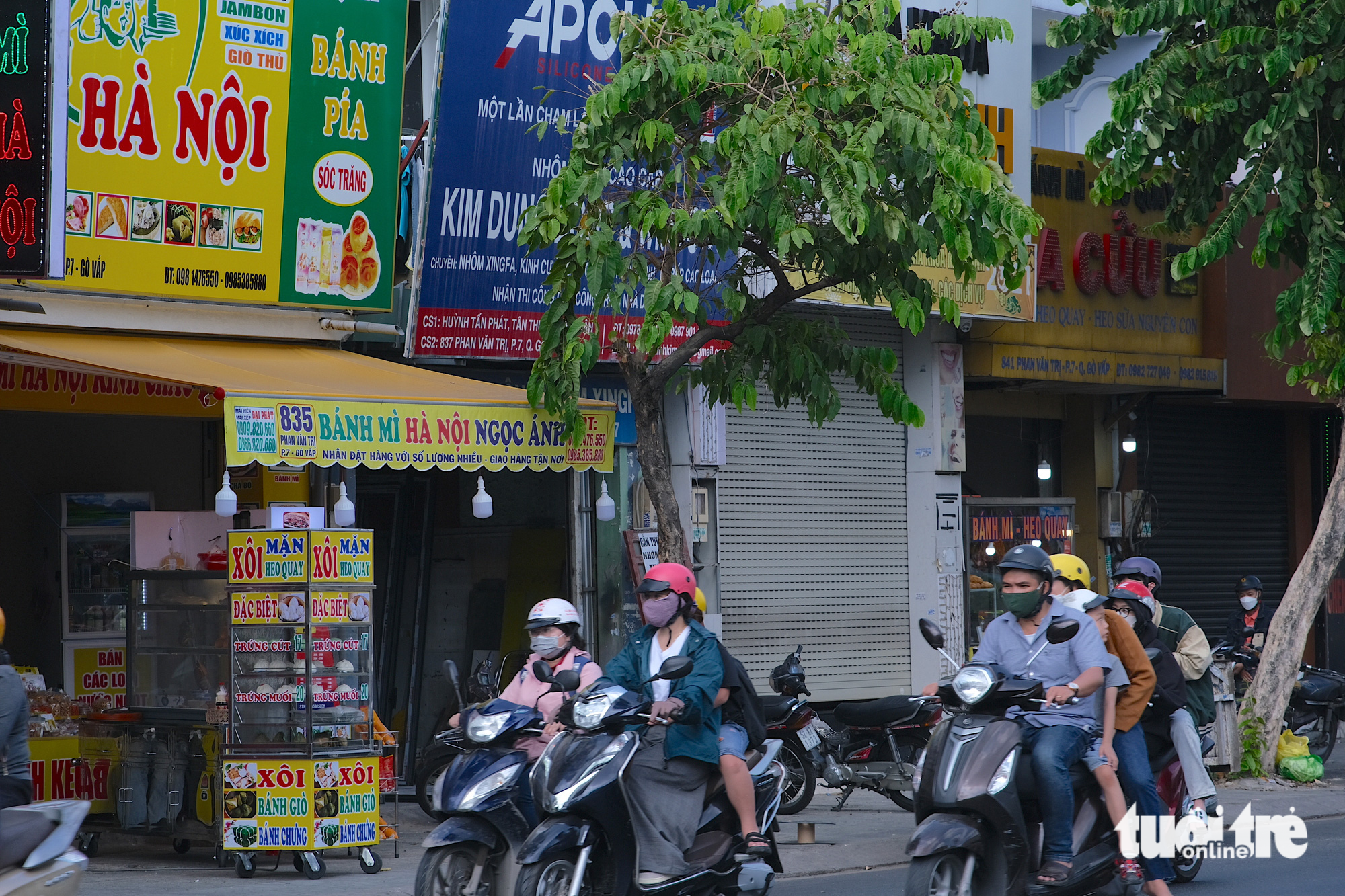 Two banh mi stands sit close to each other along a street in Go Vap District, Ho Chi Minh City. Photo: Ngoc Phuong / Tuoi Tre