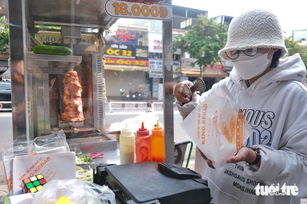 Trang, who is studying at Industrial University of Ho Chi Minh City, sells Turkish kebab as a part-time job. Photo: Ngoc Phuong / Tuoi Tre