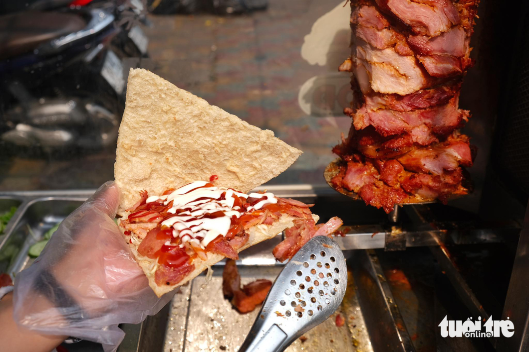 A portion of Turkish kebab with aromatic grilled pork as filling sells for VND20,000 ($0.85). Photo: Ngoc Phuong / Tuoi Tre