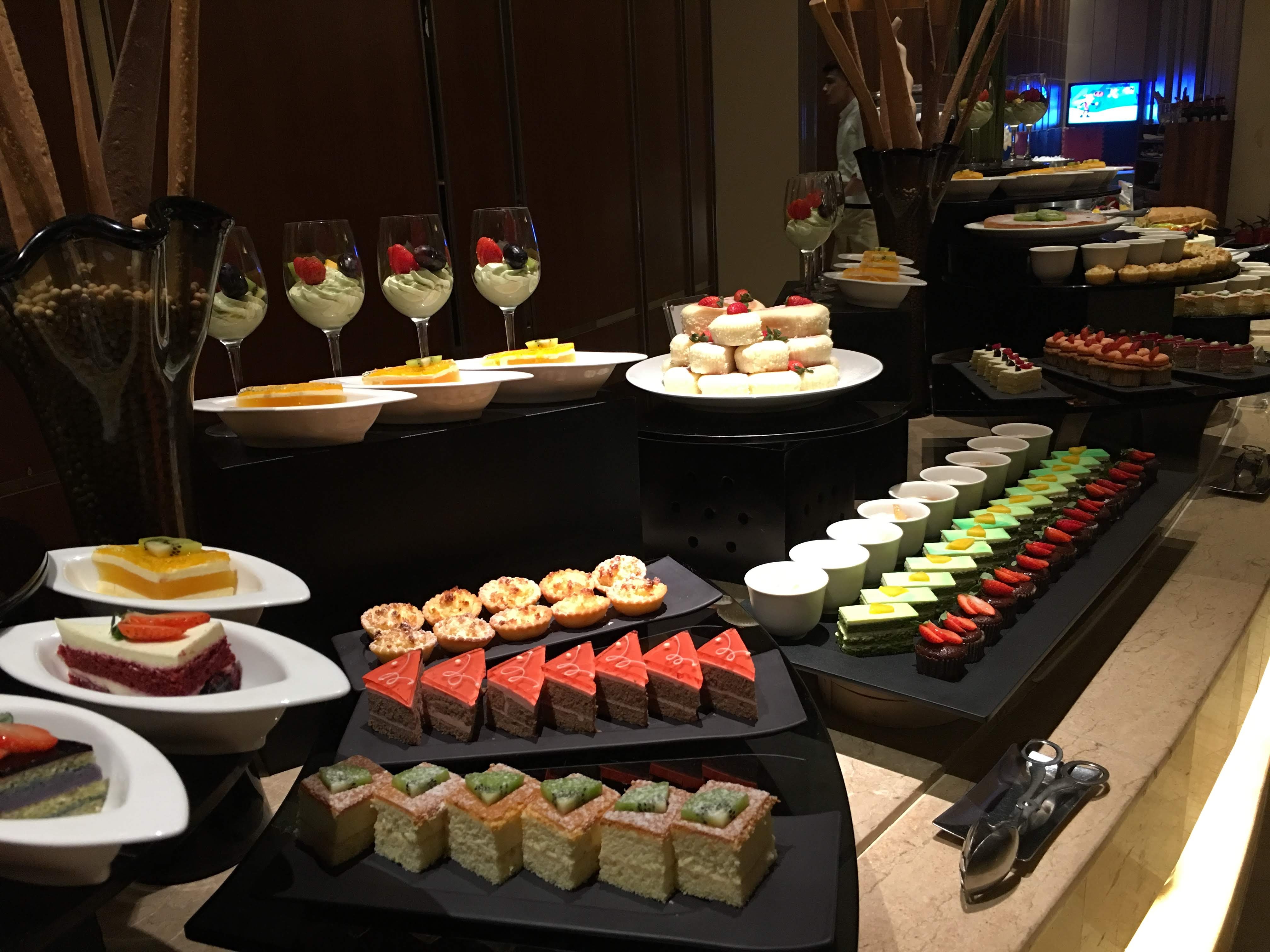 Desserts are served at a buffet restaurant in a five-star hotel in District 1, Ho Chi Minh City. Photo: Dong Nguyen / Tuoi Tre News