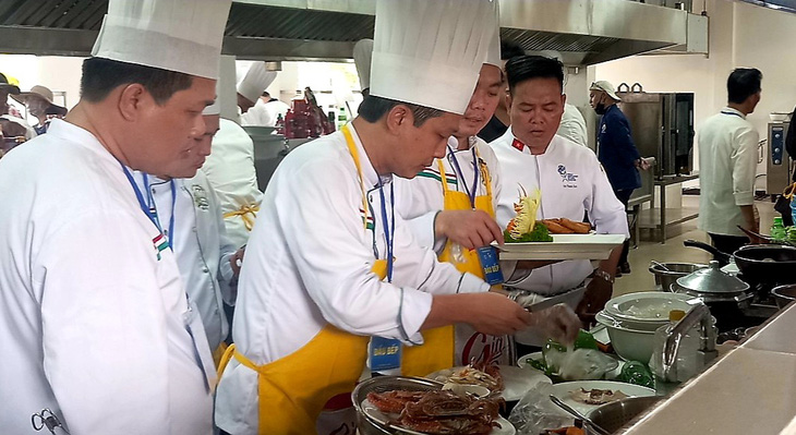 Chefs prepare dishes from sentinel crab at a Vietnamese record-setting event in Phu Quoc Island City off Kien Giang Province, Vietnam, April 12, 2023. Photo: V. Xuan / Tuoi Tre