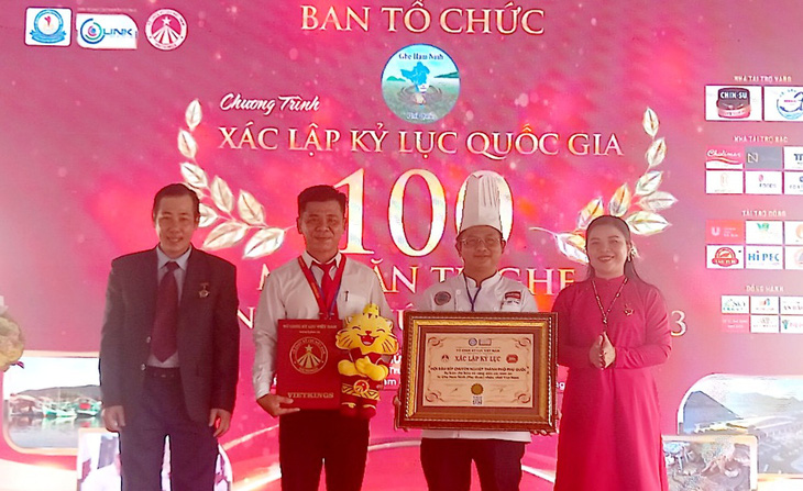 Delegates receive the certificate of the Vietnamese record of 100 delicious dishes made from sentinel crab in Phu Quoc Island City off Kien Giang Province, Vietnam, April 12, 2023. Photo: V. Xuan / Tuoi Tre