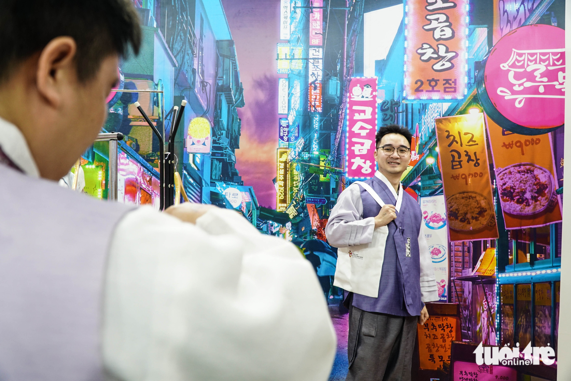 A visitor wearing a hanbok poses for a photo at VITM Hanoi 2023. Photo: Nguyen Hien / Tuoi Tre