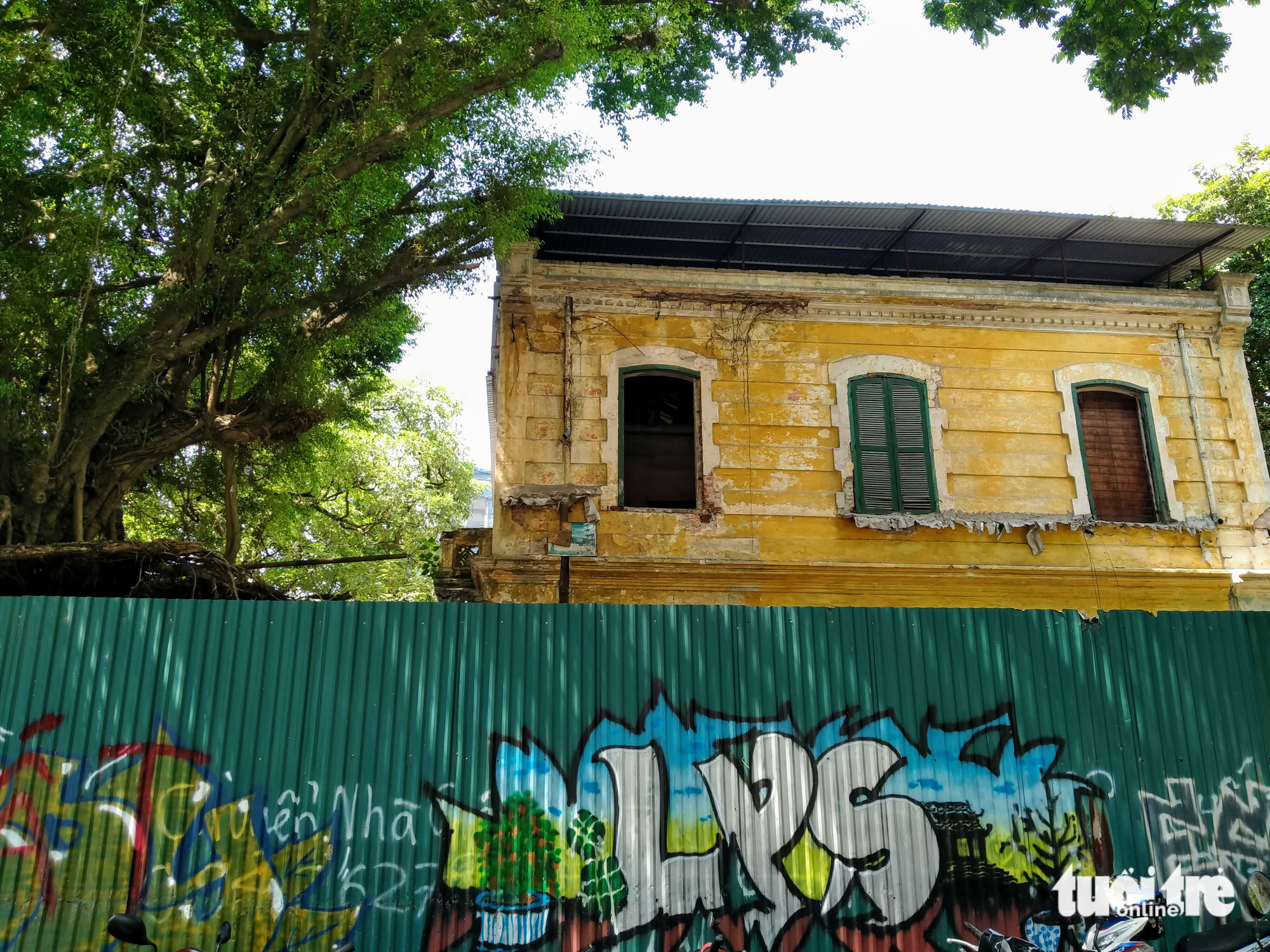 The old French villa at 49 Tran Hung Dao Street in Hoan Kiem District, Hanoi is photographed before its revamp. Photo: T. Dieu / Tuoi Tre