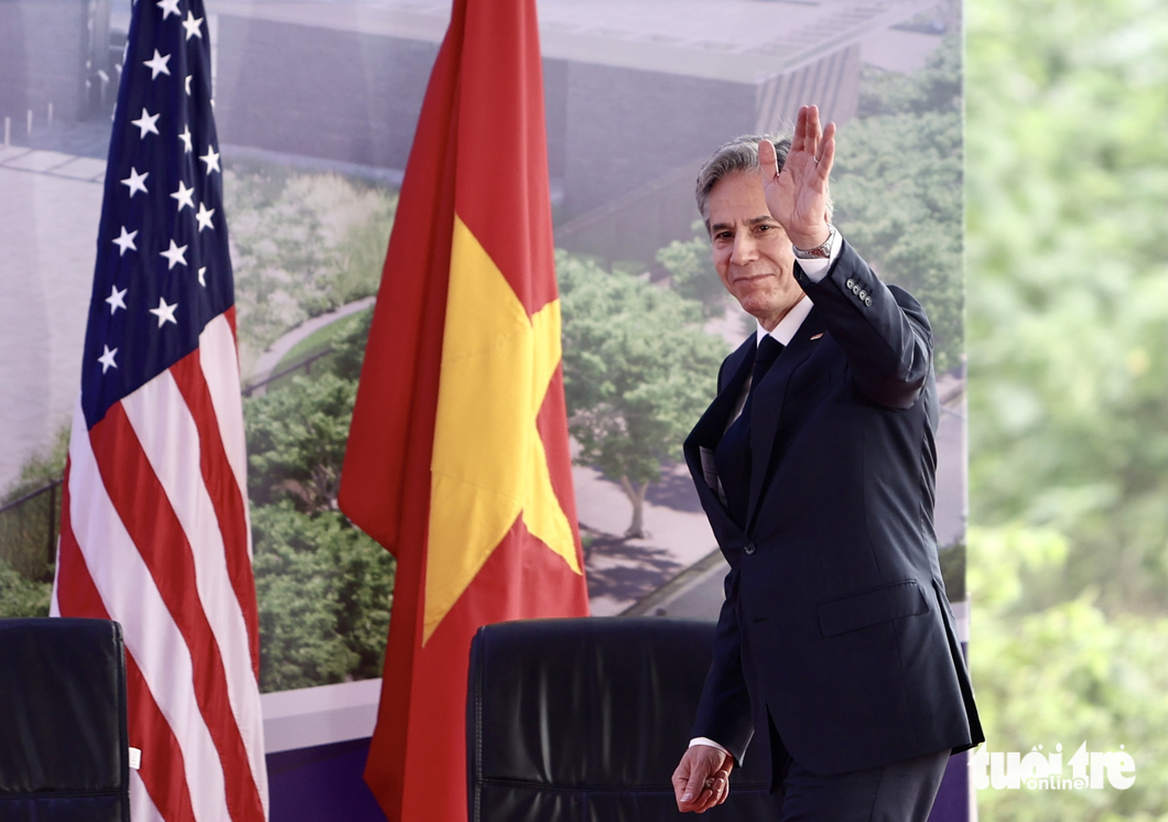 U.S. Secretary of State Antony Blinken waves at officials attending the groundbreaking ceremony of the new U.S. Embassy campus in Cau Giay District on April 15, 2023. Photo: Nguyen Khanh / Tuoi Tre