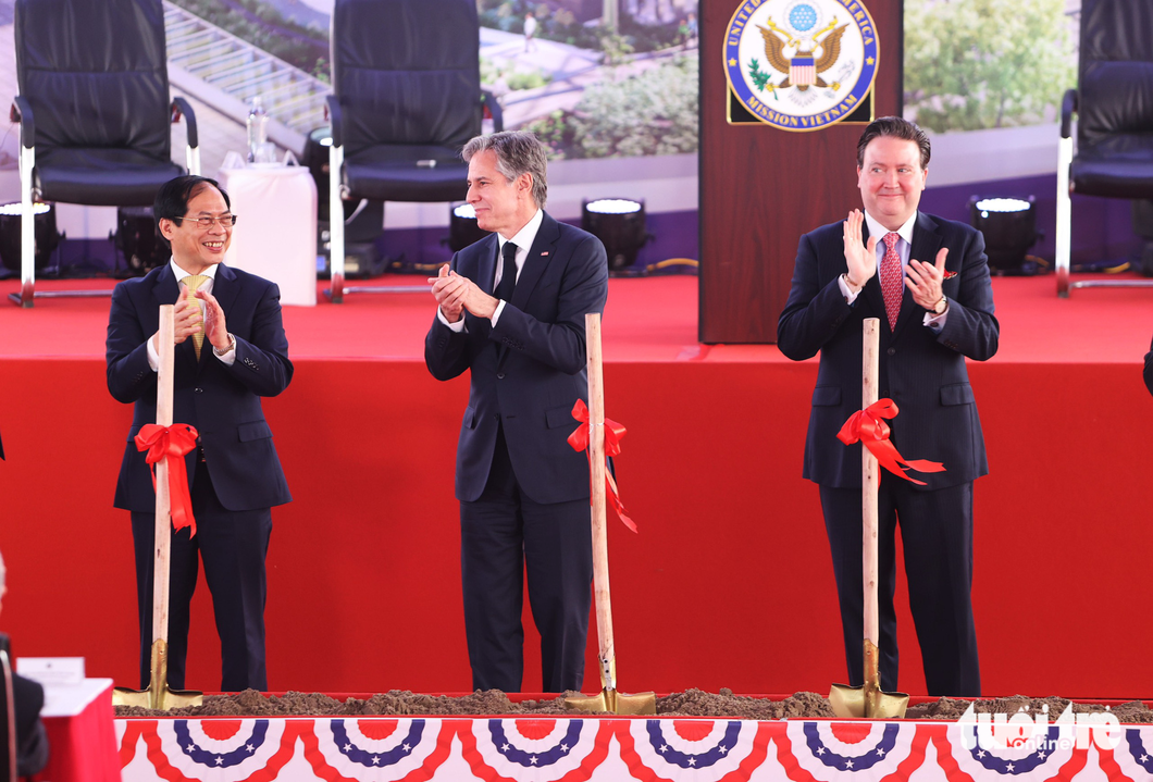 According to the U.S. Secretary of State Blinken, work on the new U.S. Embassy will last for six years, giving jobs to some 1,800 local workers and contributing some VND8.2 trillion ($350 million) to Vietnamese economic development. Photo: Nguyen Khanh / Tuoi Tre