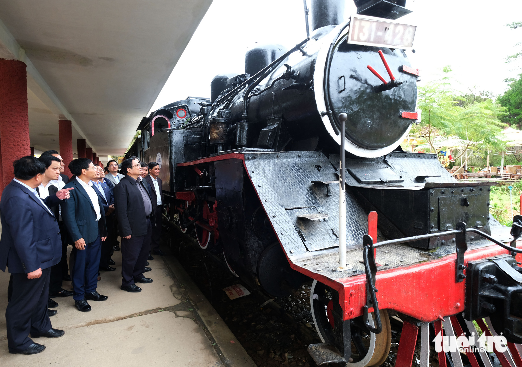 Vietnamese Prime Minister Pham Minh Chinh (first row, 1st) inspects the status of Da Lat railway station during his business trip to Lam Dong Province, November, 2022. Photo: M.V. / Tuoi Tre