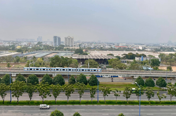 The metro train carries the prime minister’s delegation on a section of the metro line in Thu Duc City, under Ho Chi Minh City. Photo: Chau Tuan / Tuoi Tre