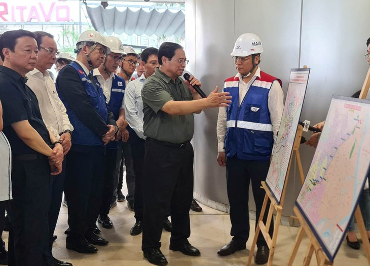 The prime minister’s delegation learns about Ho Chi Minh City’s first metro line. Photo: MAUR