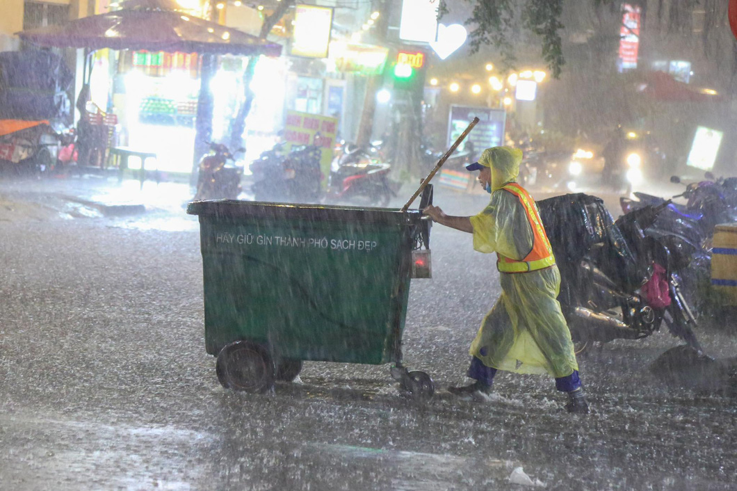 Various locations in southern Vietnam experience rain on Saturday evening. Photo: Phuong Quyen / Tuoi Tre