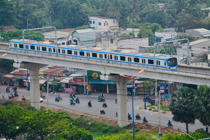 The metro train with the prime minister’s delegation on board passes through a metro line section in Thu Duc City, under Ho Chi Minh City. Photo: Quang Dinh / Tuoi Tre