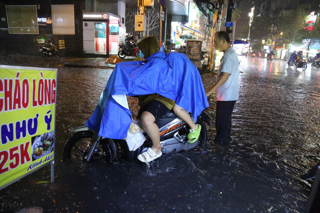 Heavy rain leaves Nguyen Van Thuong Street in Binh Thanh District, Ho Chi Minh City inundated on Saturday evening. Photo: Le Phan / Tuoi Tre