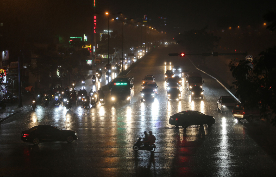 Torrential rain hits vehicles traveling on Pham Van Dong Street in Ho Chi Minh City on Saturday evening. Photo: Chau Tuan / Tuoi Tre