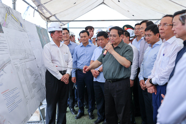 Prime Minister Pham Minh Chinh inspects the construction site of the An Phu Interchange project in Thu Duc City, under Ho Chi Minh City. Photo: Vietnam Government Portal