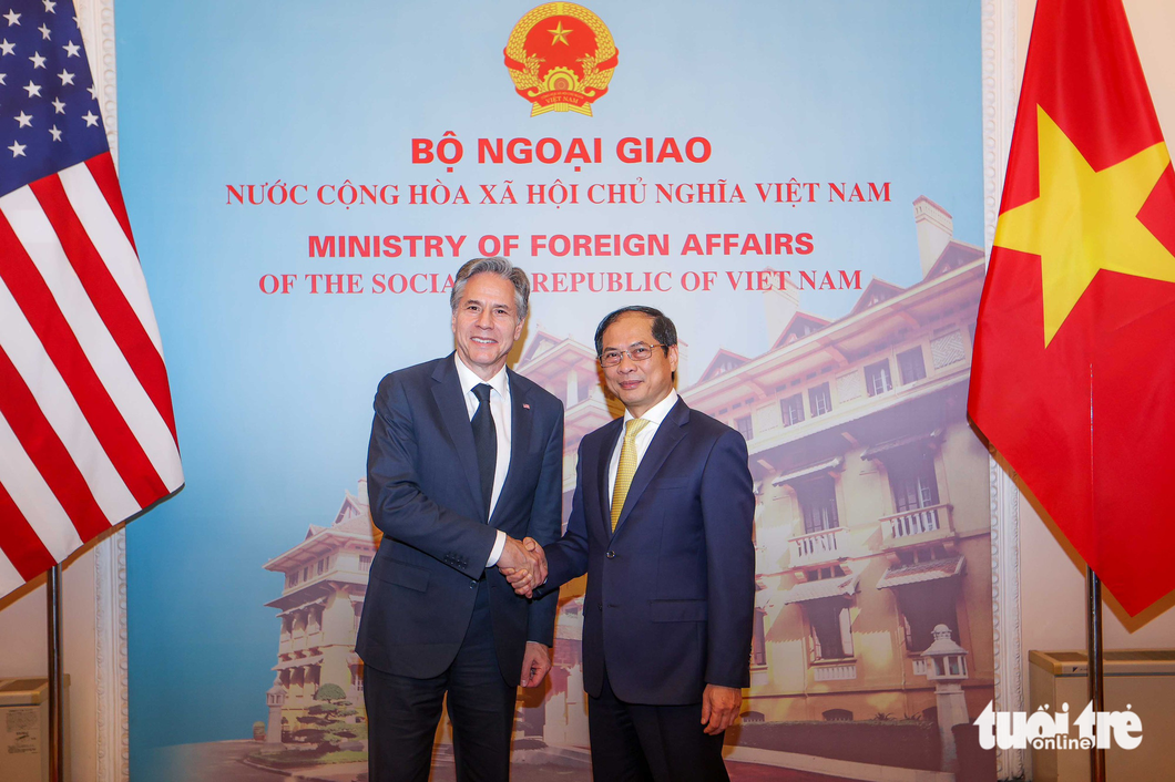 Vietnamese Minister of Foreign Affairs Bui Thanh Son (R) receives U.S. Secretary of State Antony Blinken. Photo: Nguyen Khanh / Tuoi Tre