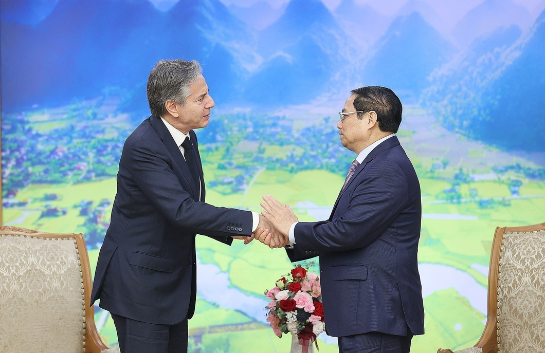 Vietnamese Prime Minister Pham Minh Chinh (R) shakes hands with U.S. Secretary of State Antony Blinken. Photo: Vietnam News Agency