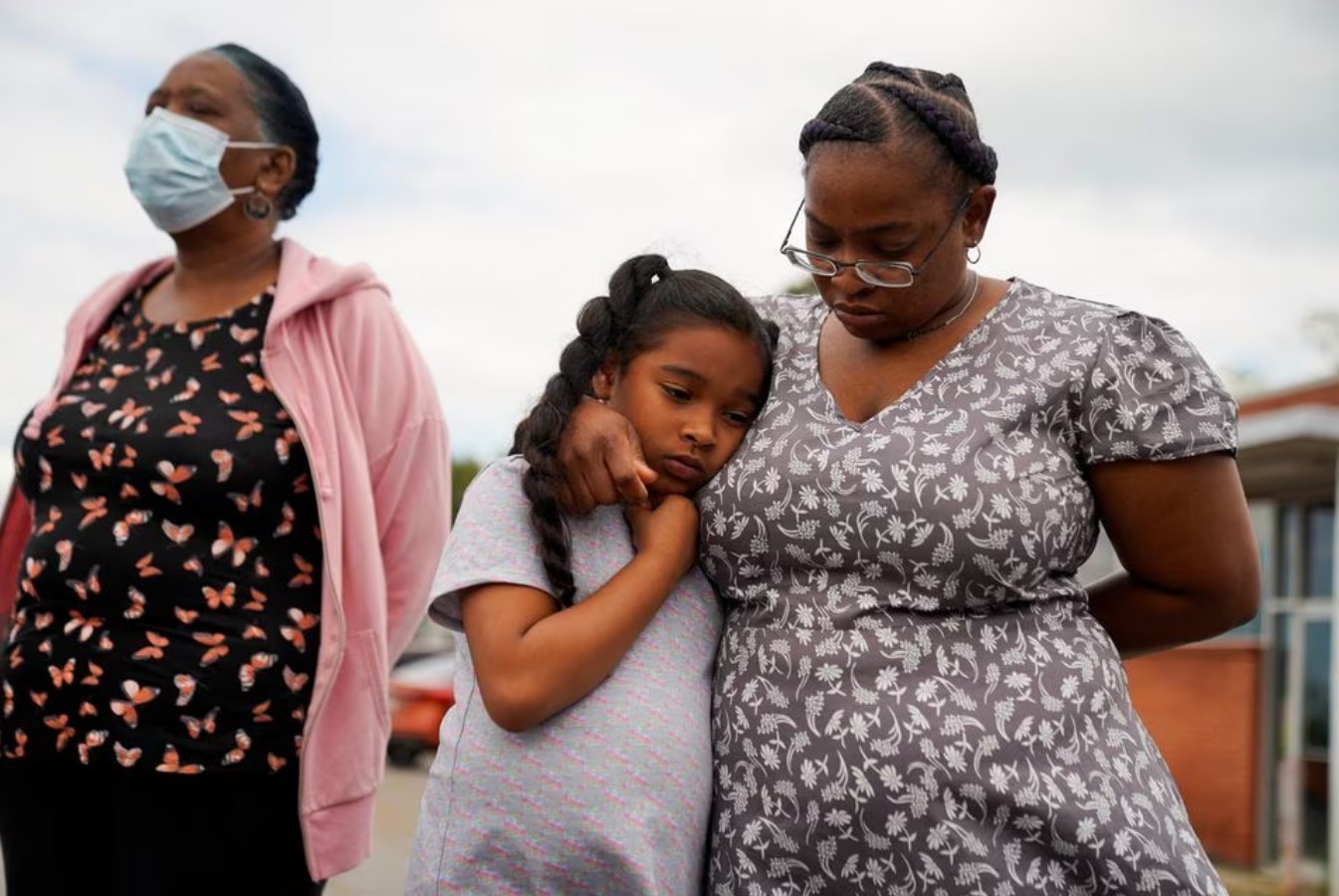 Adriana Pearson embraces her daughter Skyla during a vigil the day after a shooting during a teenager's birthday party at Mahogany Masterpiece Dance Studio in Dadeville, Alabama, U.S. April 16, 2023. Photo: Reuters