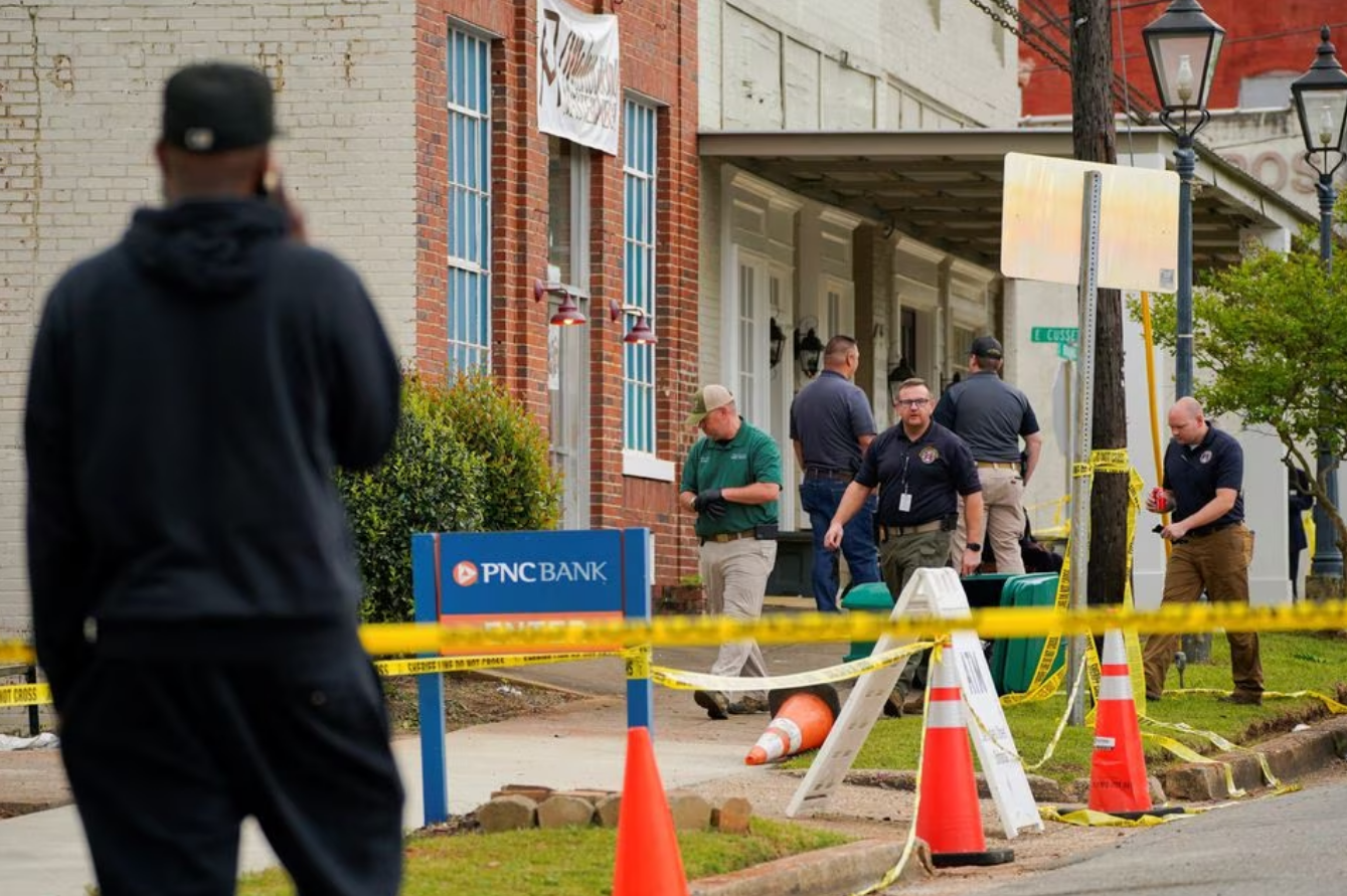 Law enforcement officers walk through the crime scene, a day after a shooting at a teenager's birthday party in a dance studio, in Dadeville, Alabama, U.S., April 16, 2023. Photo: Reuters