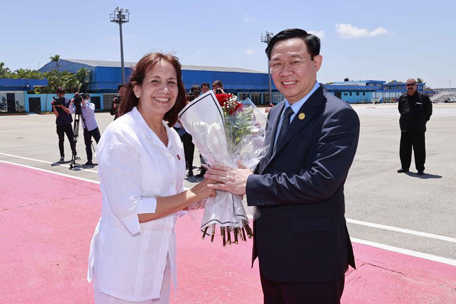 Ana María Mari Machado (L), Deputy President of the National Assembly of People's Power of Cuba, gives a flower bouquet to Vuong Dinh Hue, chairman of the National Assembly of Vietnam, at José Martí Airport, La Habana, Cuba on April 18, 2023. Photo: Vietnam News Agency