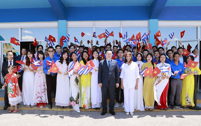 Vuong Dinh Hue (first row, L), chairman of the National Assembly of Vietnam and Ana María Mari Machado (first row, R), Deputy President of the National Assembly of People's Power of Cuba pose for a group photo with Vietnamese citizens in Cuba at José Martí Airport, La Habana, Cuba on April 18, 2023. Photo: Vietnam News Agency
