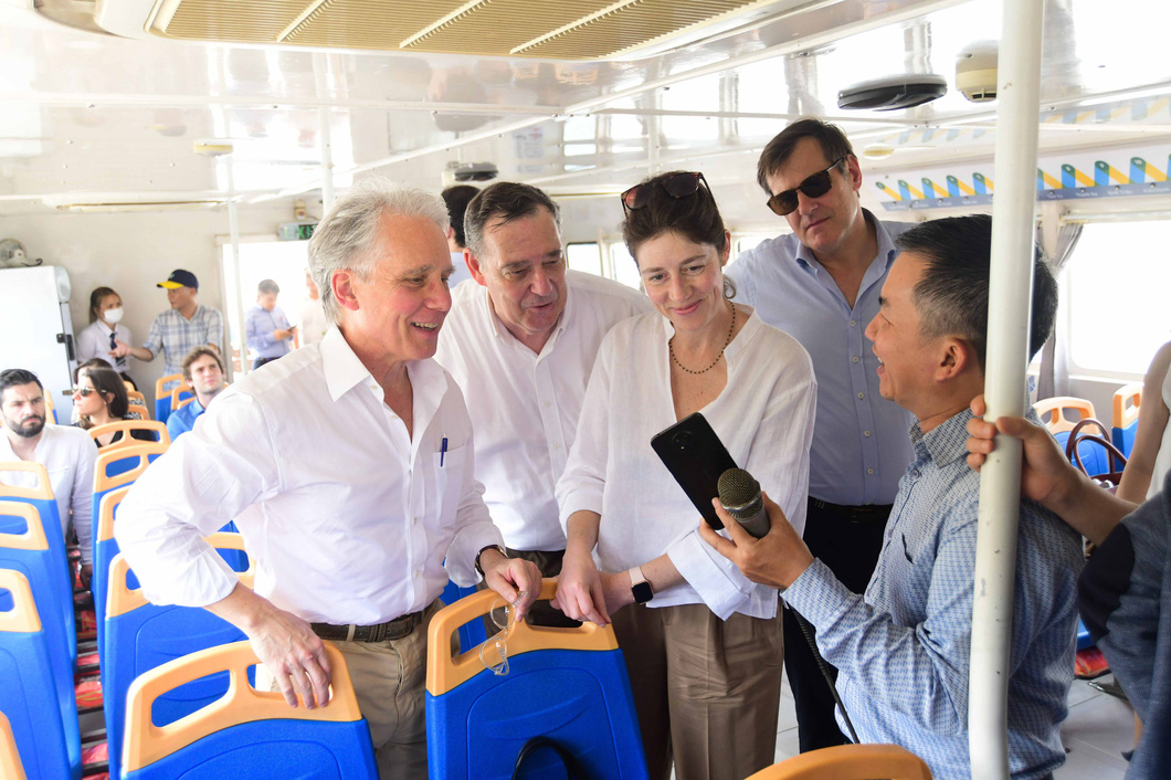 Experts and business representatives chat with each other on a water bus tour to survey the Saigon River on April 18, 2023. Photo: Quang Dinh / Tuoi Tre